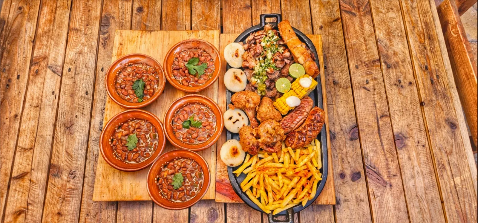 Parrillada con carne, chorizo, papas y vegetales