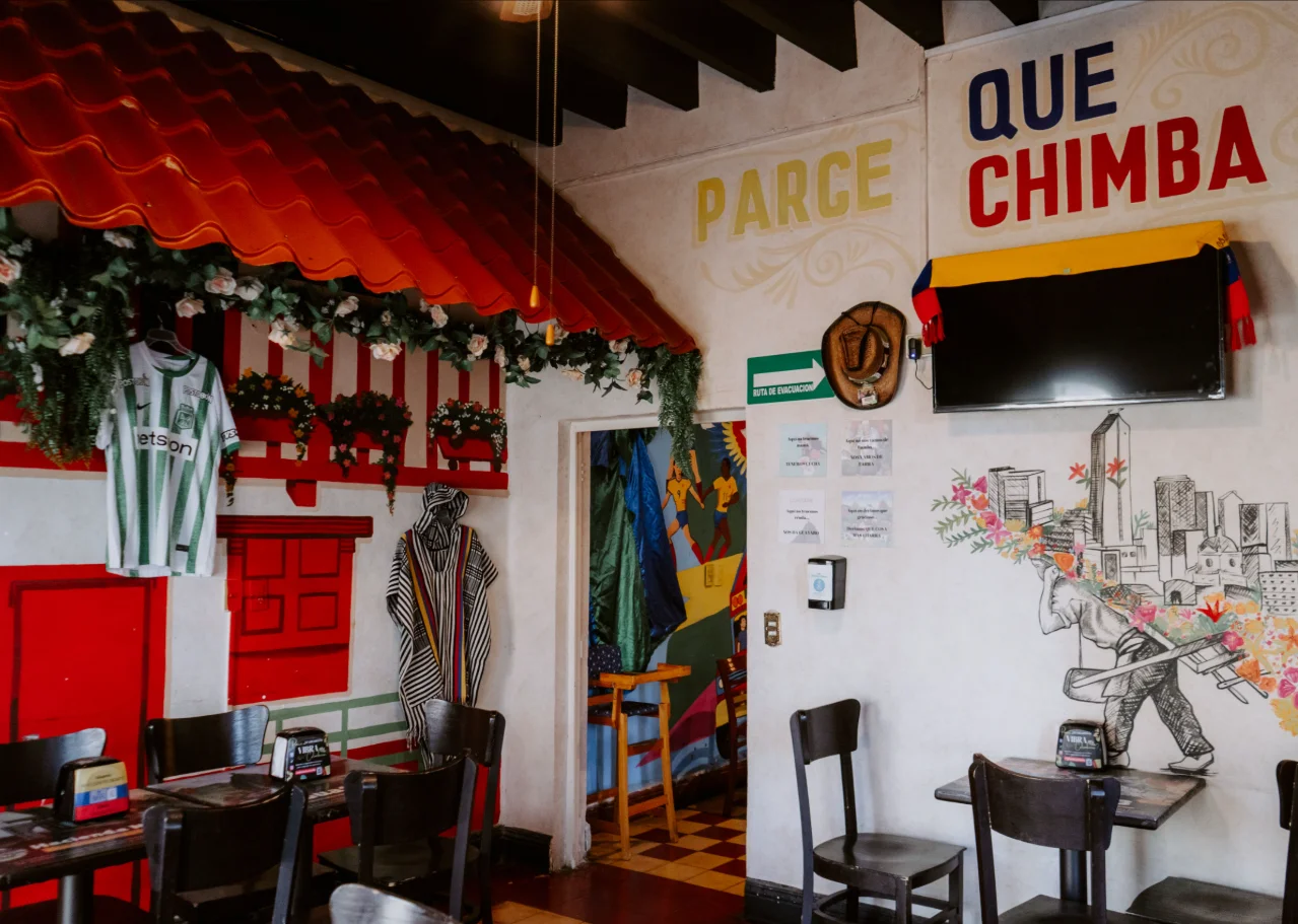 Salón Medellín con murales coloridos