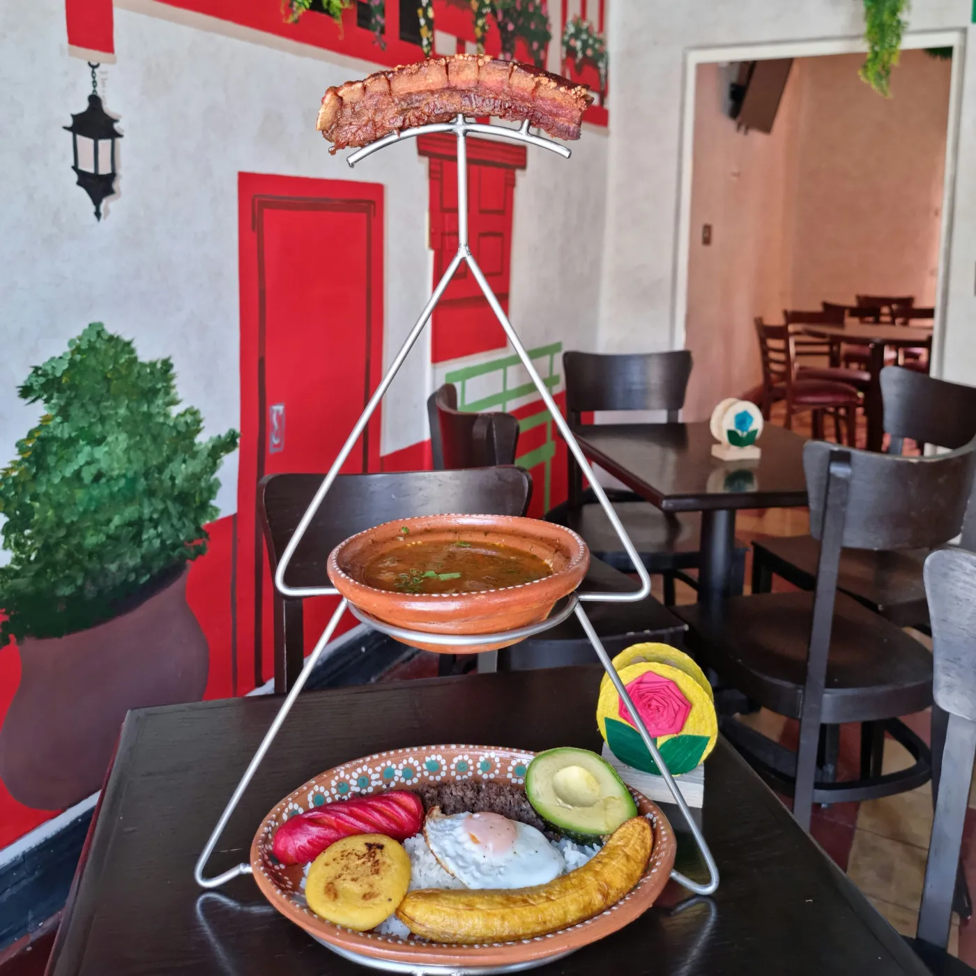 Bandeja paisa tradicional colombiana