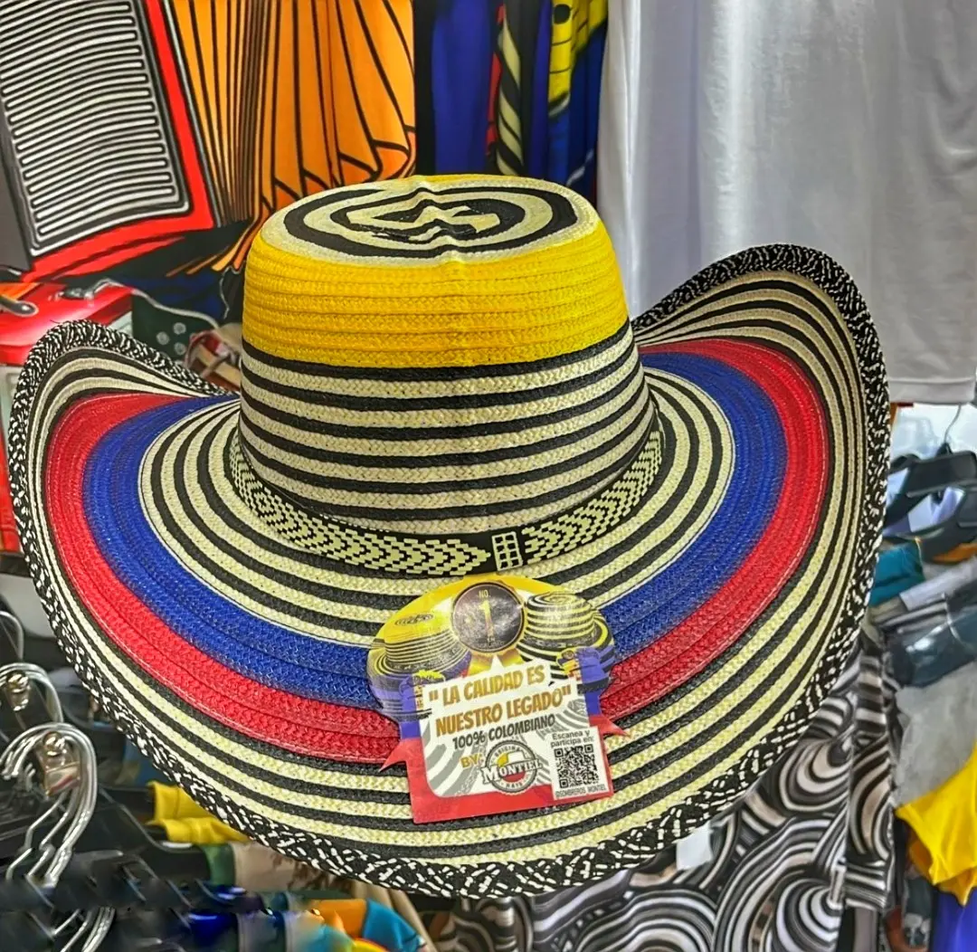 Sombrero Vueltiao tradicional colombiano con rayas negras y de colores amarillo, azul y rojo y una etiqueta colgando